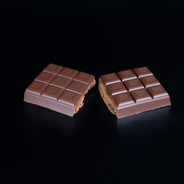 Tablette chocolat au lait pralinée noisettes et caramel fondant